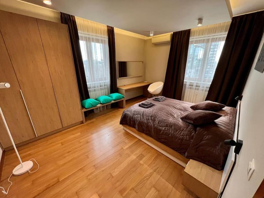 Apartment Location ! Location ! Location ! Garden View Oak