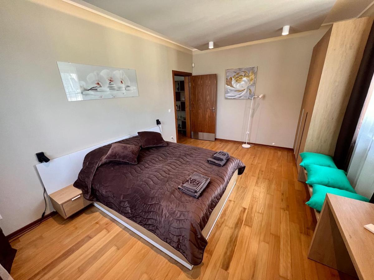Location ! Location ! Location ! Garden View Oak Apartment Sofia