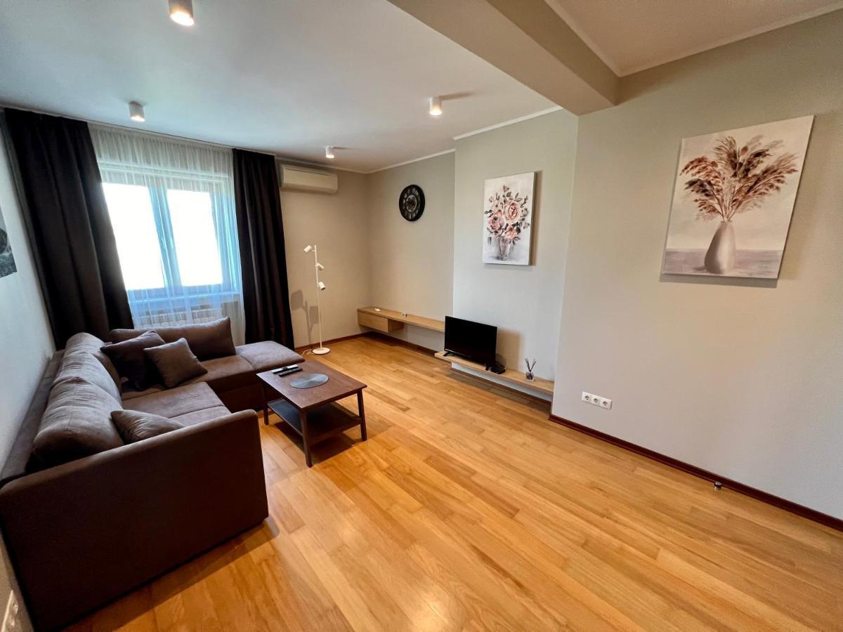 Location ! Location ! Location ! Garden View Oak Apartment